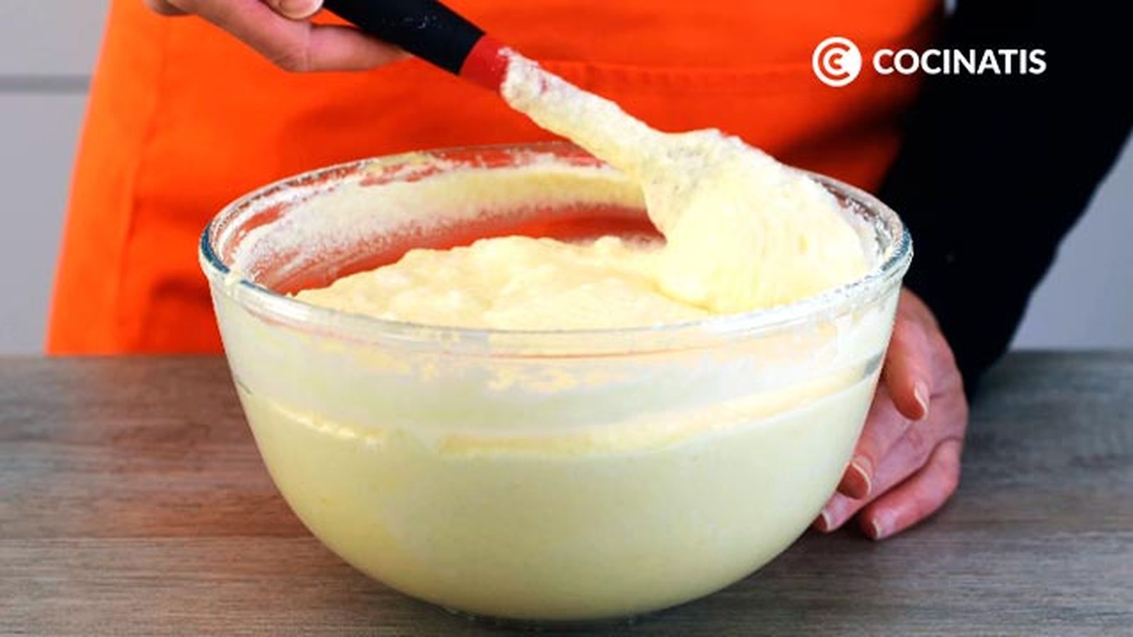 Mezcla todo con movimientos envolventes Receta de pastel mágico o pastel inteligente paso 4
