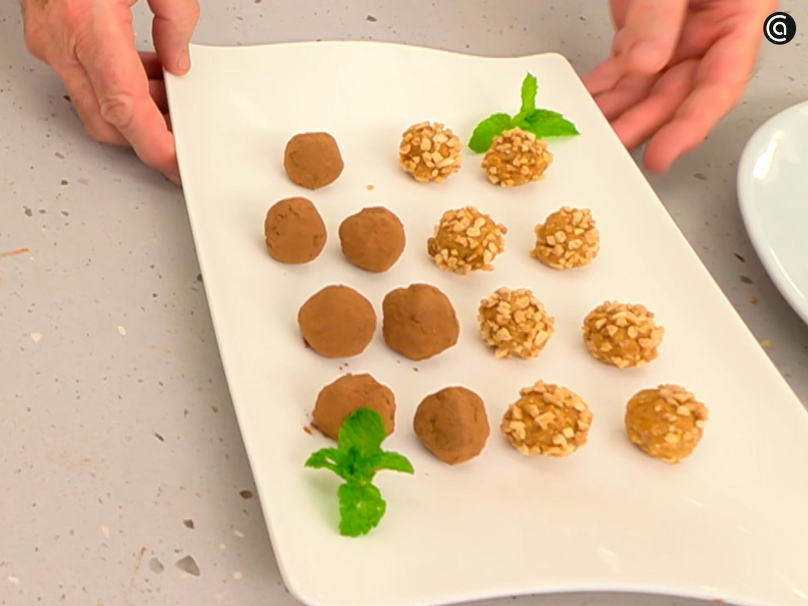 Añade una hoja de perejil para decorar las trufas de dulce de leche y galleta