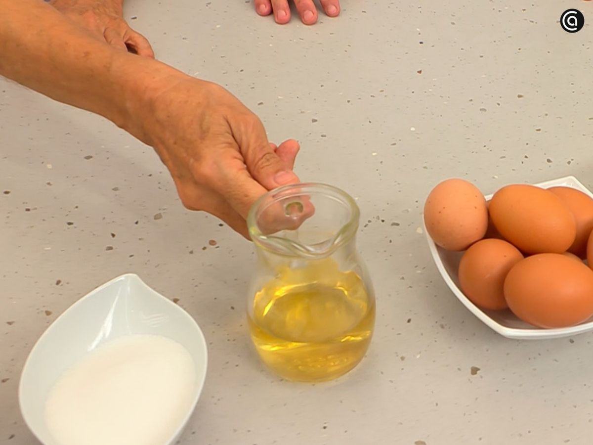 Mezcla los ingredientes para preparar el almíbar