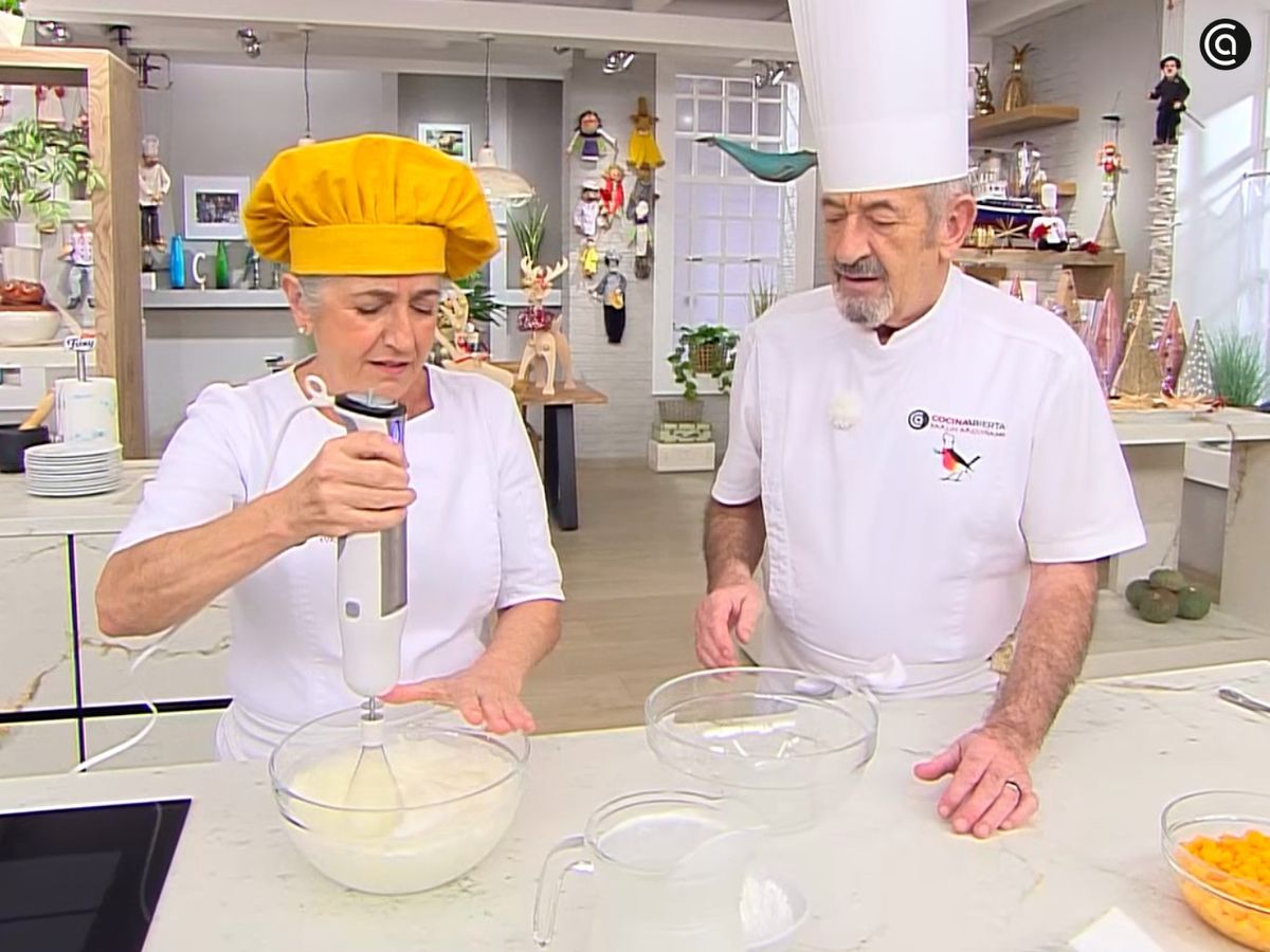 Monta la nata con la vainilla y resérvala en mangas pasteleras