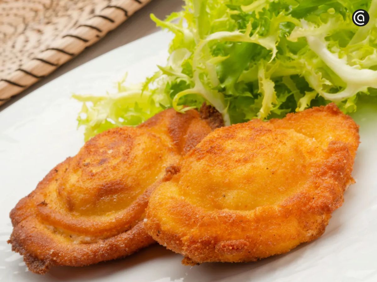 Los huevos rellenos gratinados con bechamel y queso son cremosos y siempre triunfan en la mesa.