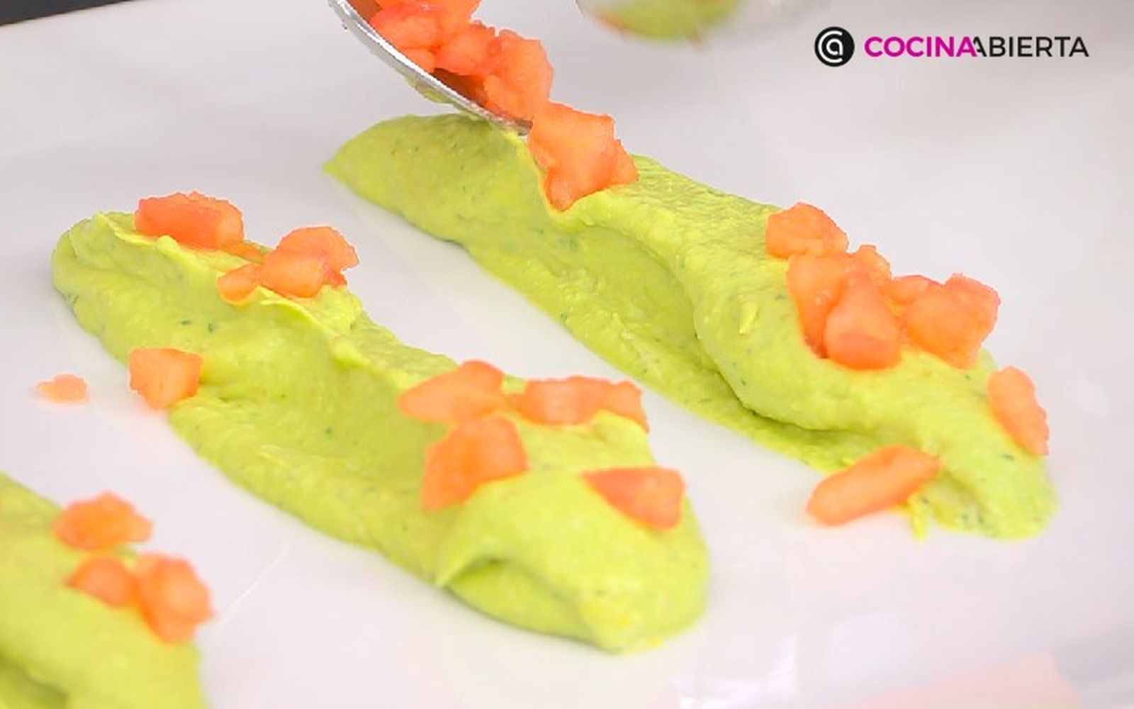 Sirve la mayonesa de aguacate y añade tomate Sirve la mayonesa de aguacate y añade tomate