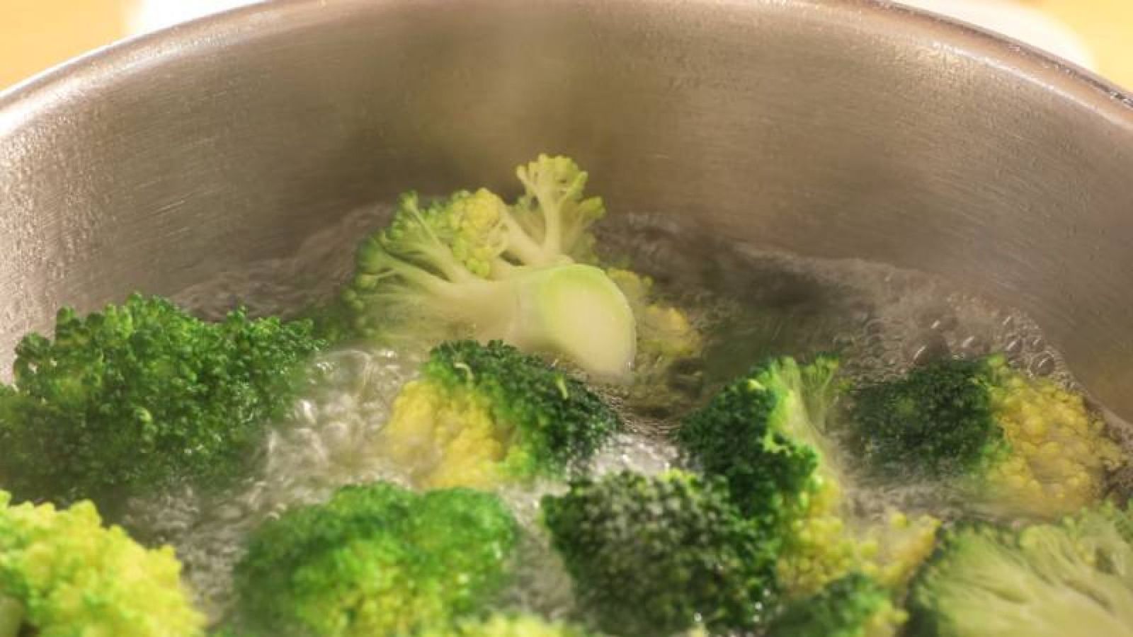 Hervir el brócoli durante 10 minutos garantiza que esté tierno Hervir el brócoli durante 10 minutos garantiza que esté tierno