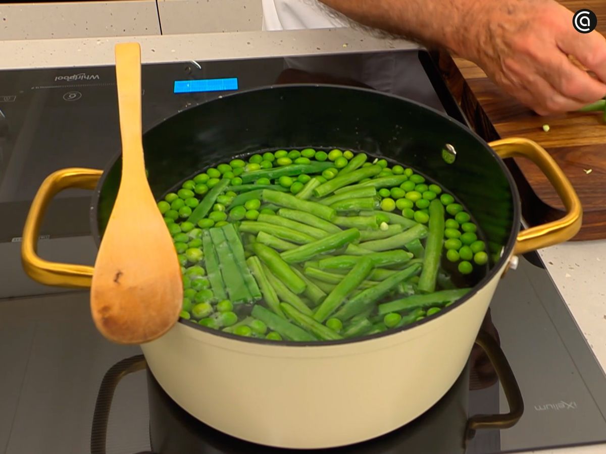 Limpia las verduras, cuécelas y resérvalas