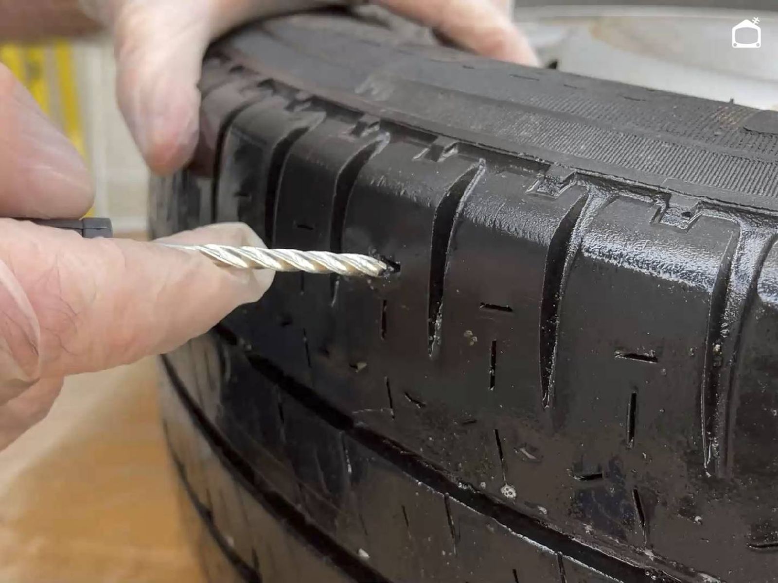 Agrandar el orificio del pinchazo para reparar la rueda. Agrandar el orificio del pinchazo para reparar la rueda.