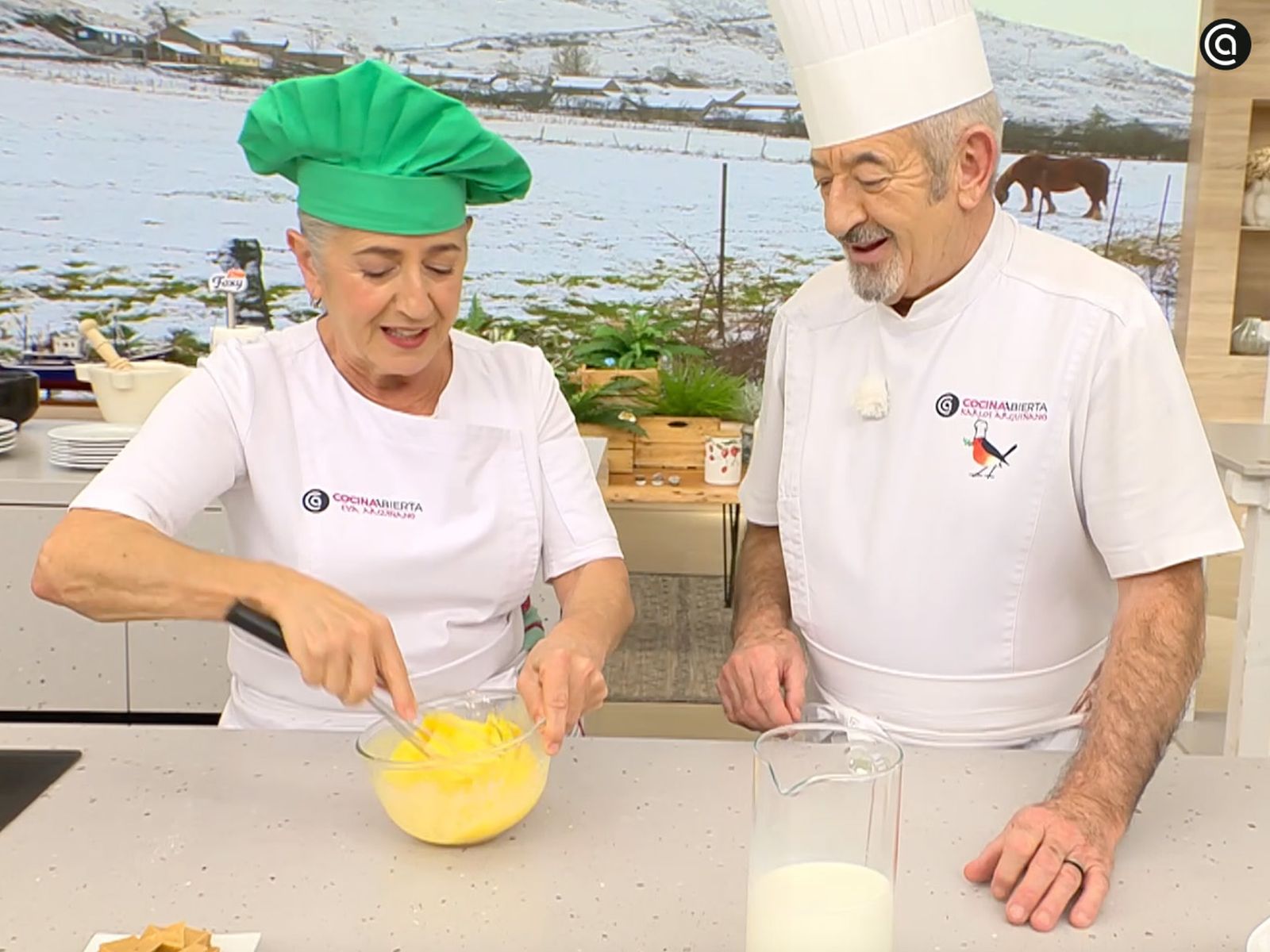 Disuelve el azúcar y la harina en la leche, incorpora los huevos y bate hasta integrar