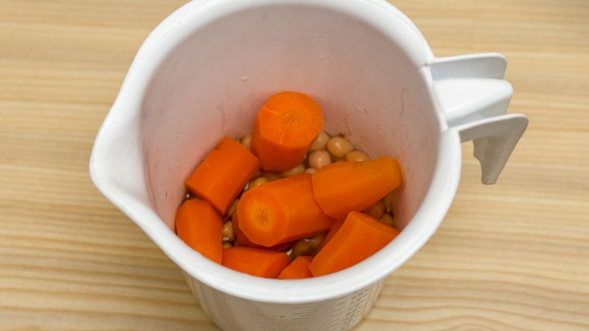 Triturar garbanzos y zanahoria con especias