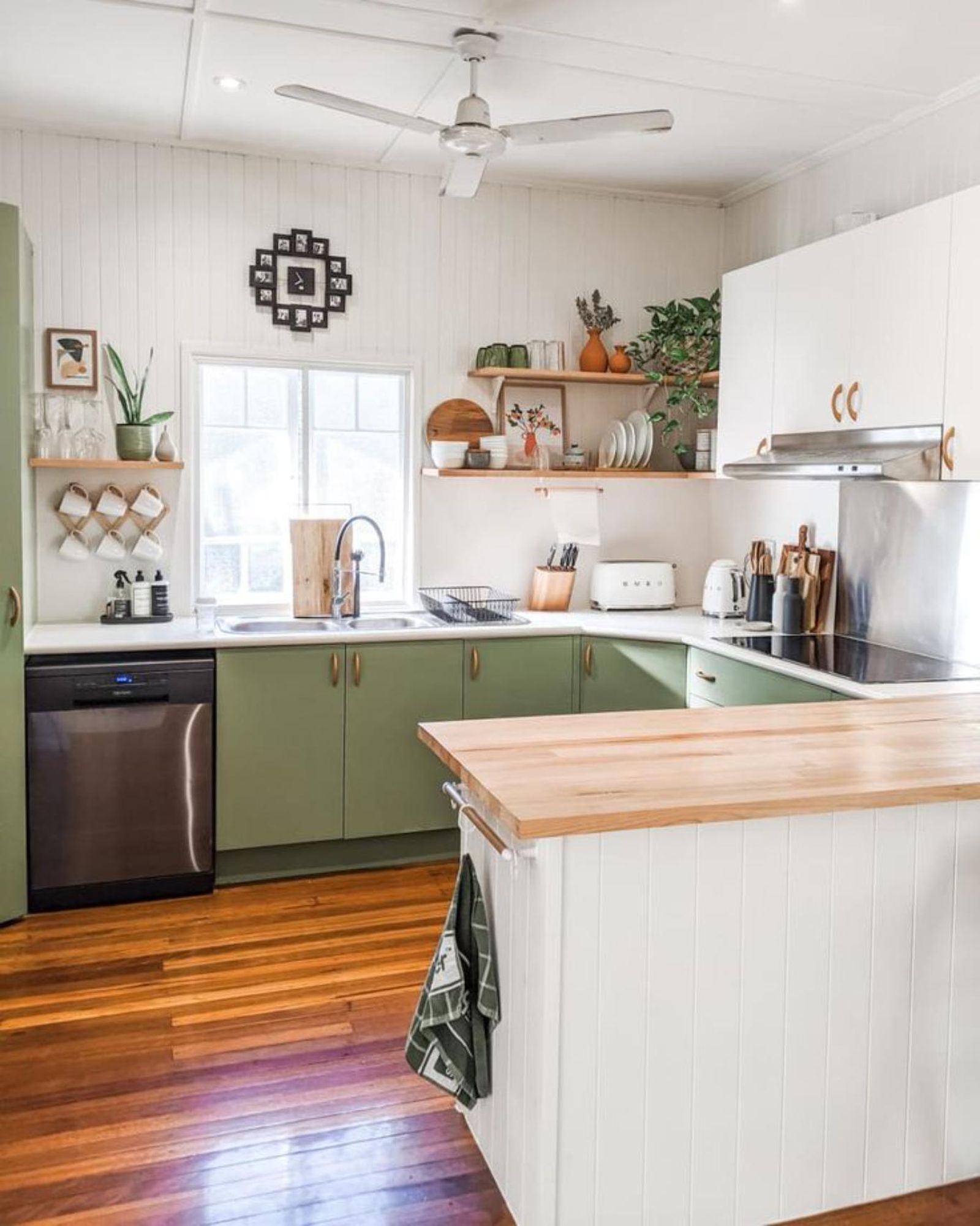Cocina con península con muebles verddes. Cocina con península con muebles verddes.