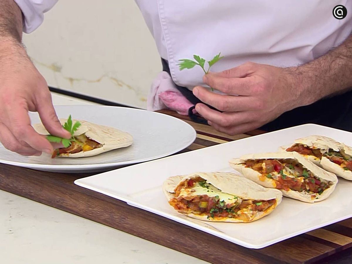 Rellena los panes con el shakshuka