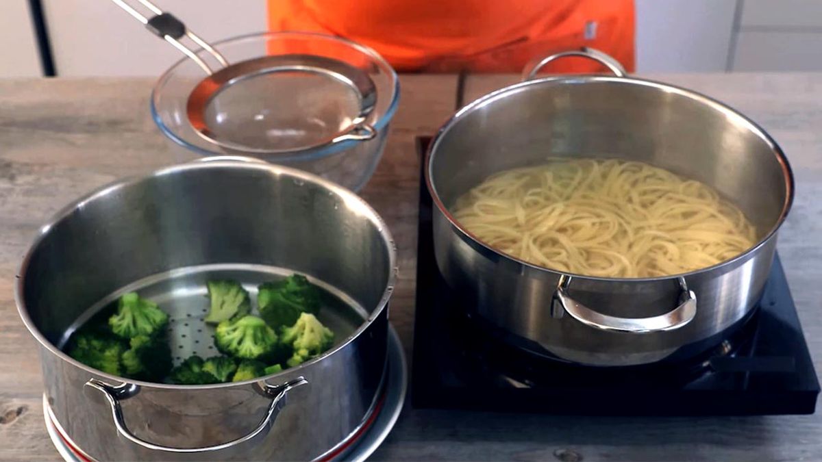 Receta de tallarines con brócoli y pollo  paso 4