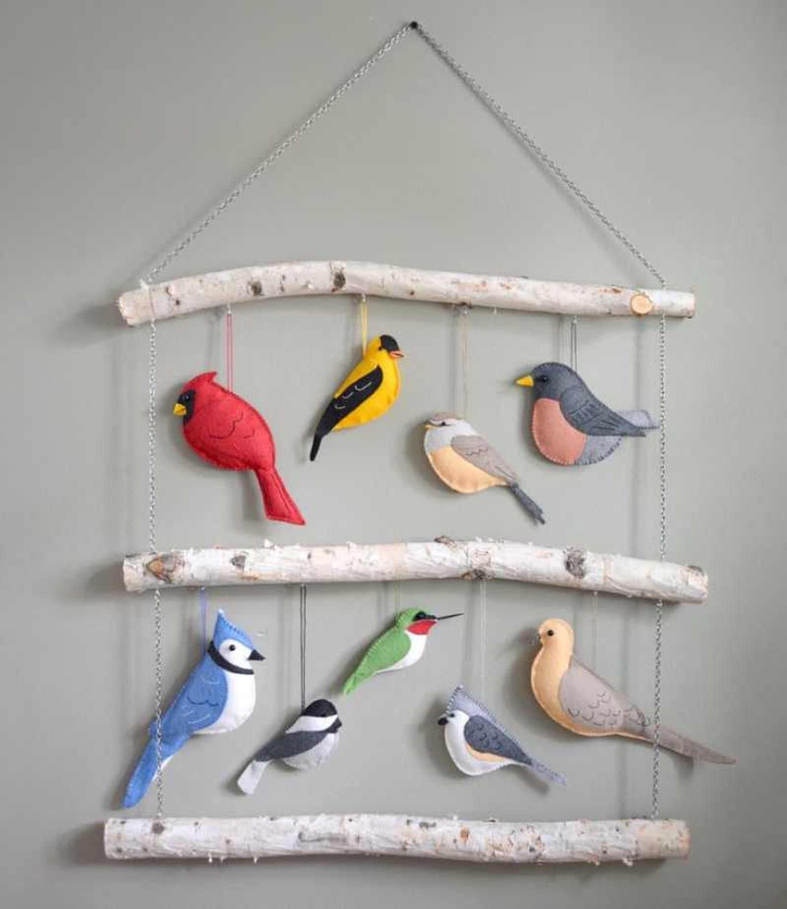 Adorno de pared hecho con pájaros de fieltro realistas.