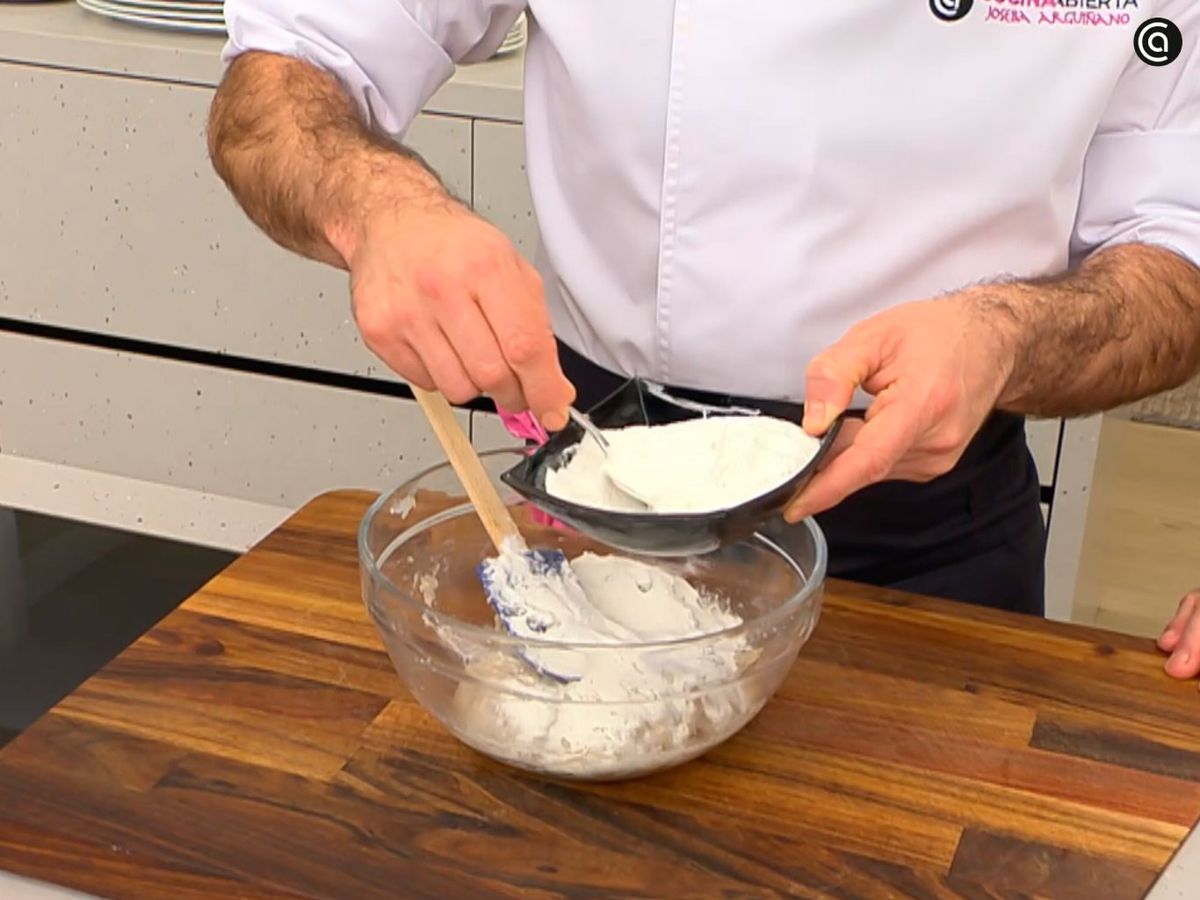 Integra todos los ingredientes y, después, incorpora la harina de arroz