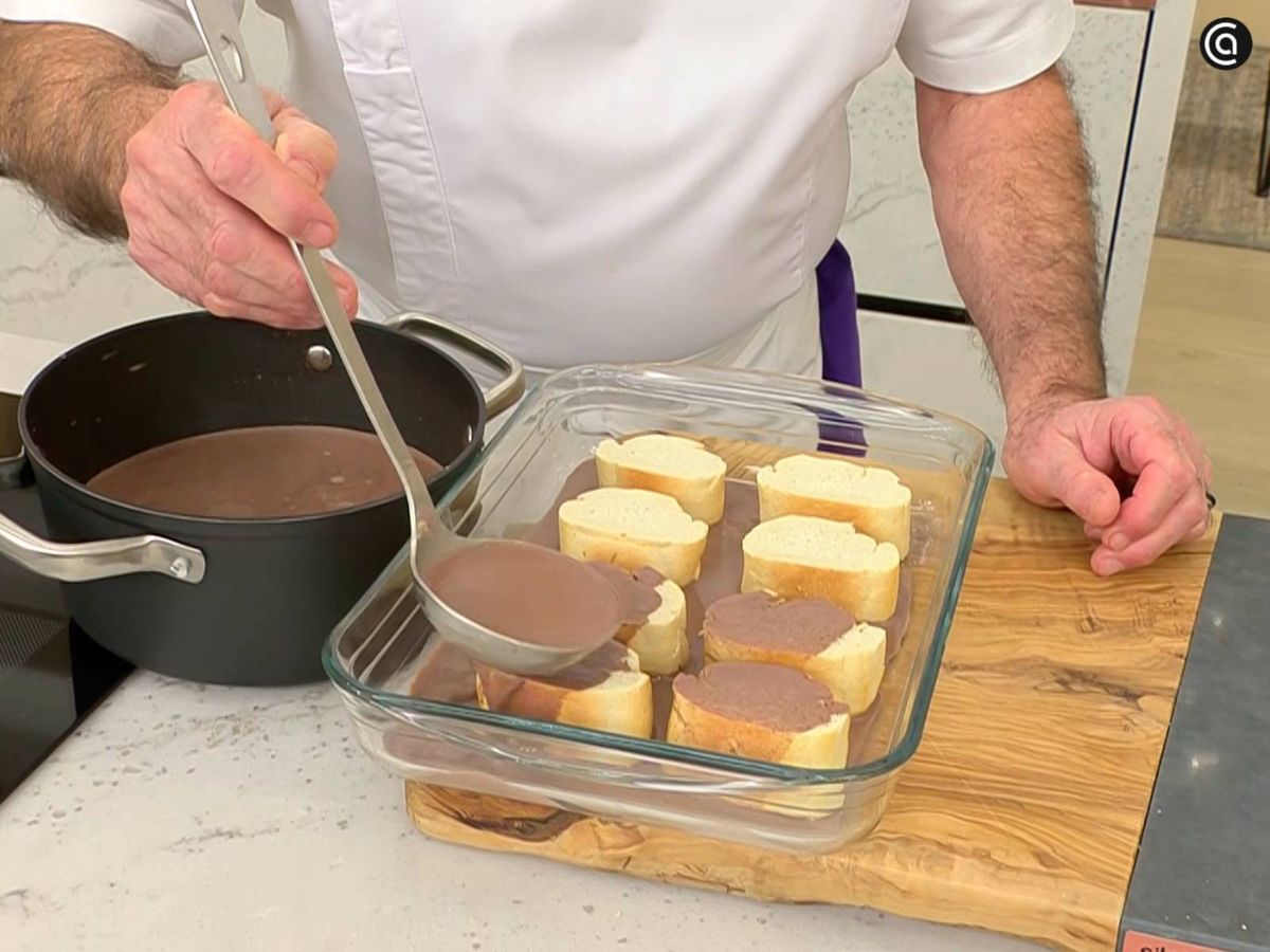 Cubre las rebanas de pan