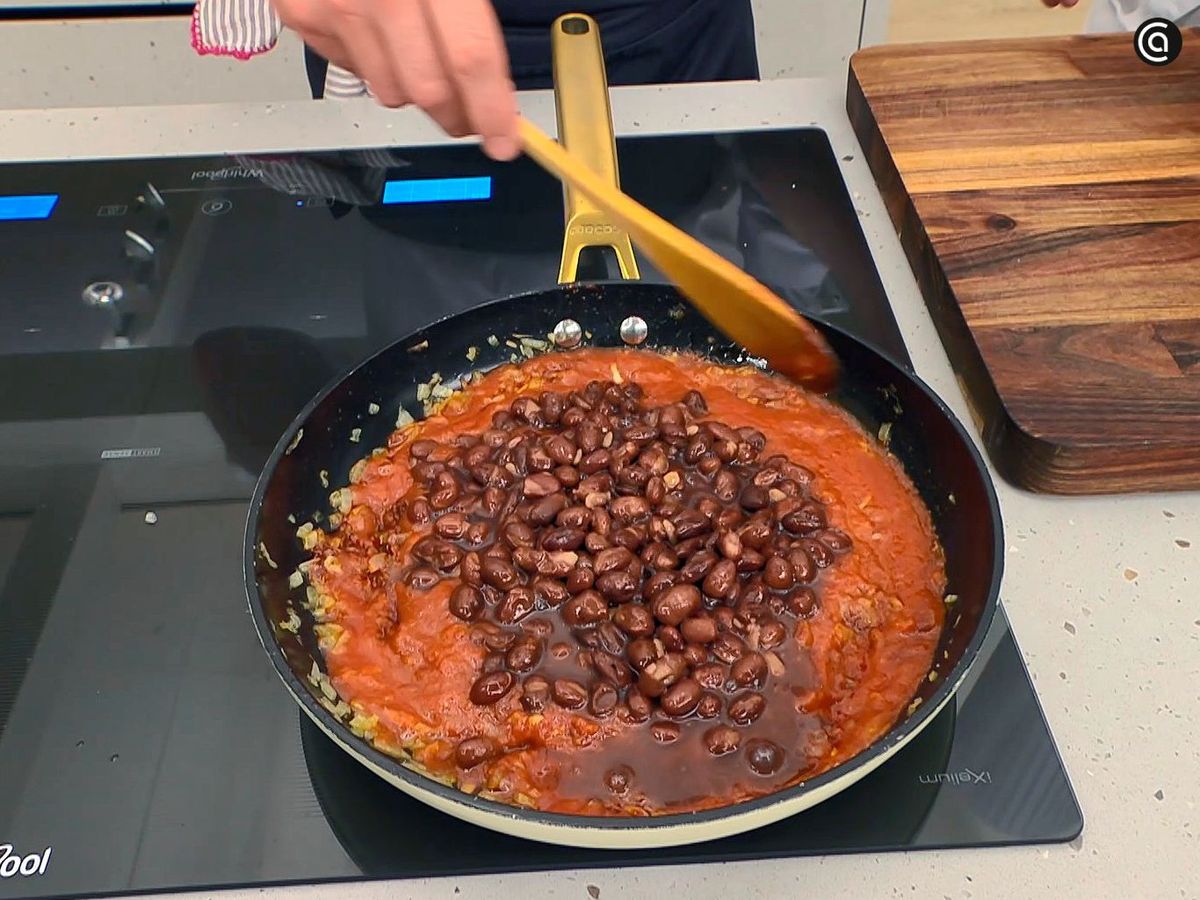 Haz un chili de alubias para servir con las patatas asadas