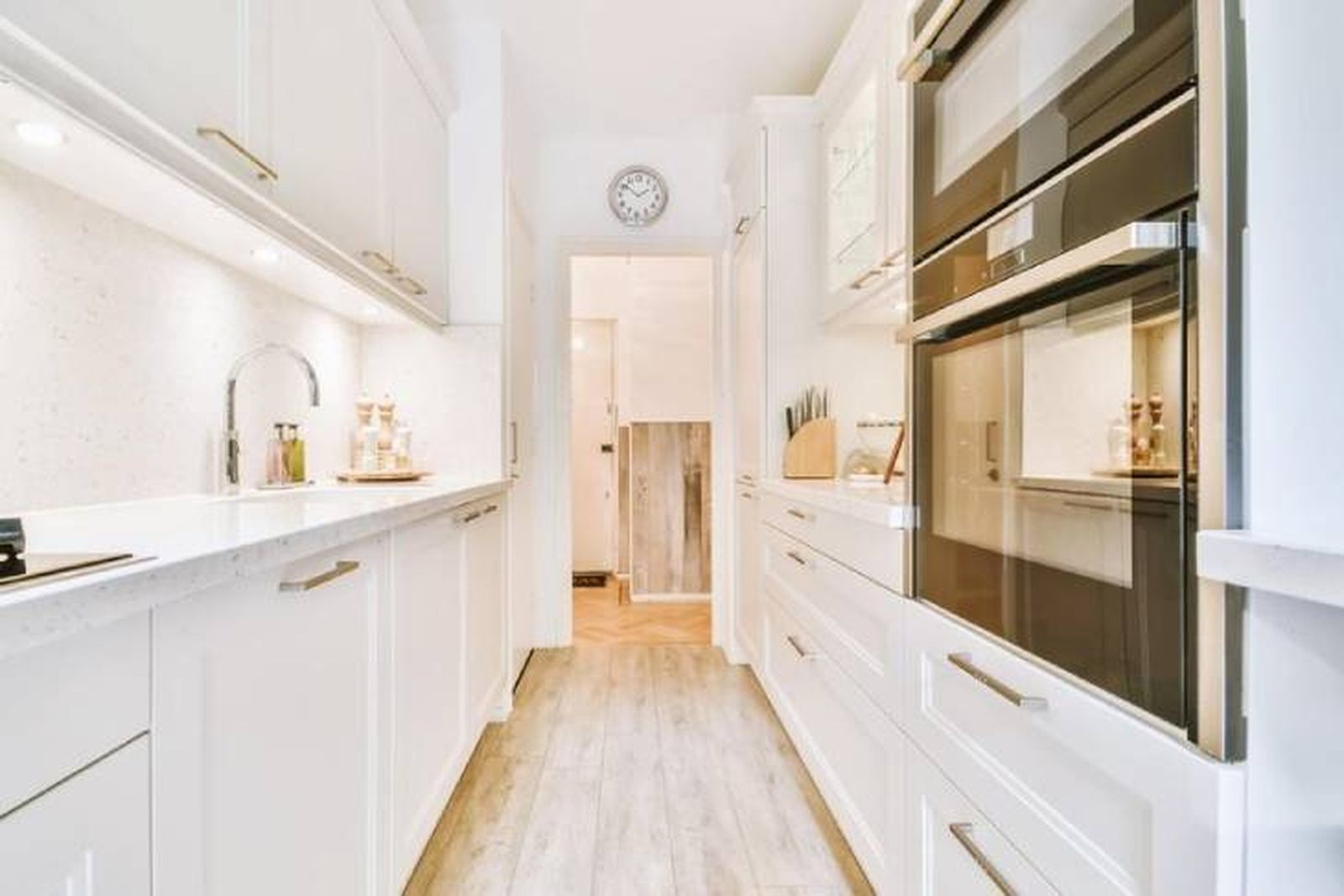 Ideas y consejos para distribuir de manera eficiente una cocina alargada 3