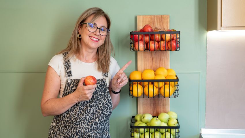 Un frutero colgante de pared hecho a mano, funcional y perfecto para tener las frutas organizadas y siempre a la vista.