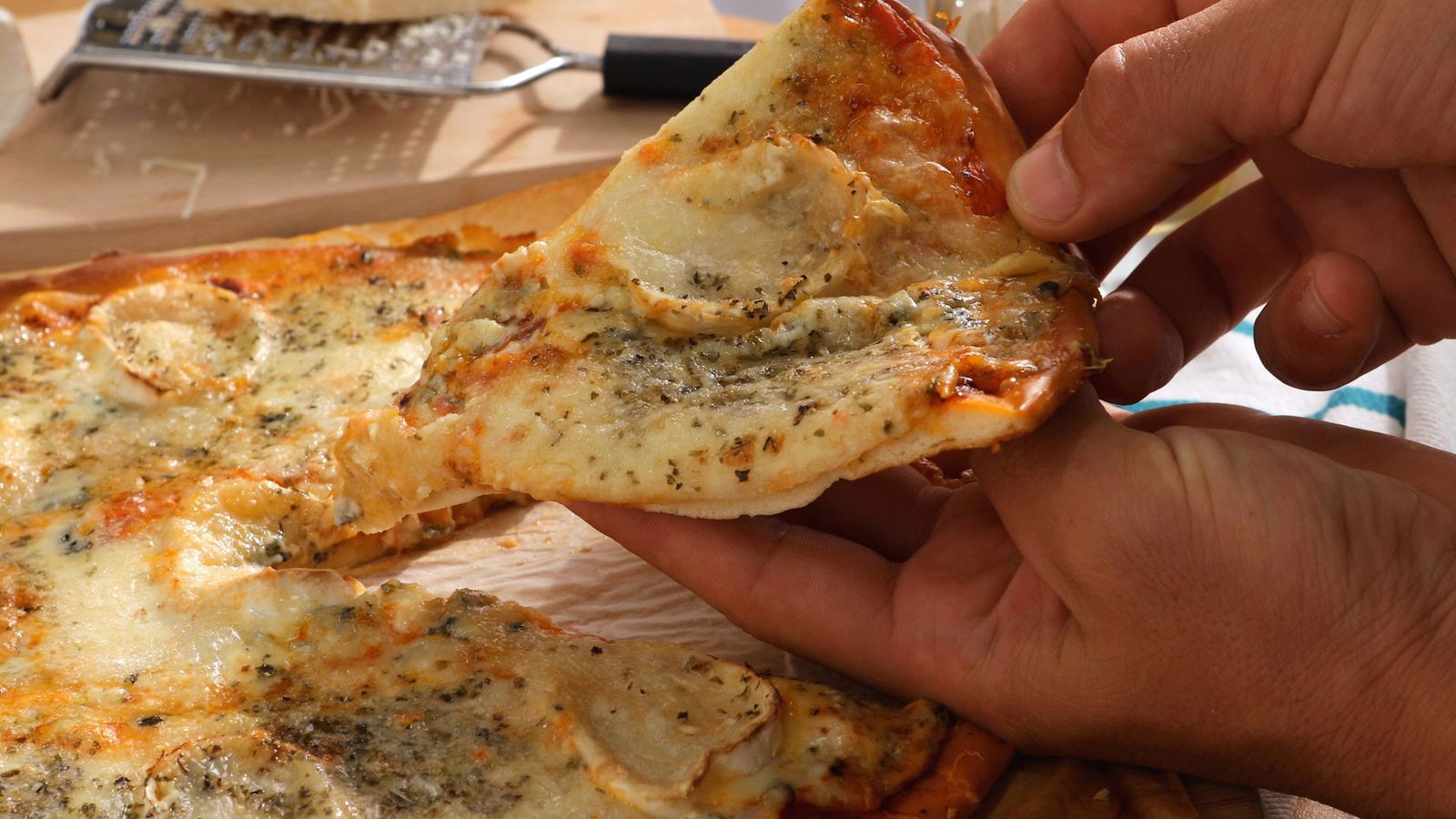 Sirve bien caliente Pizza cuatro quesos Paso 4