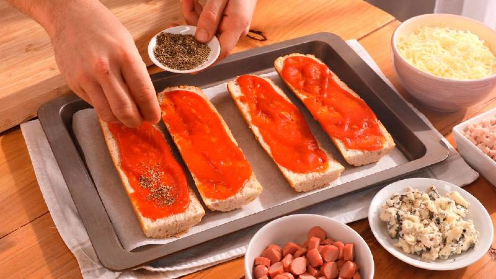 La salsa de tomate y el orégano son la base perfecta para unos paninis sabrosos La salsa de tomate y el orégano son la base perfecta para unos paninis sabrosos