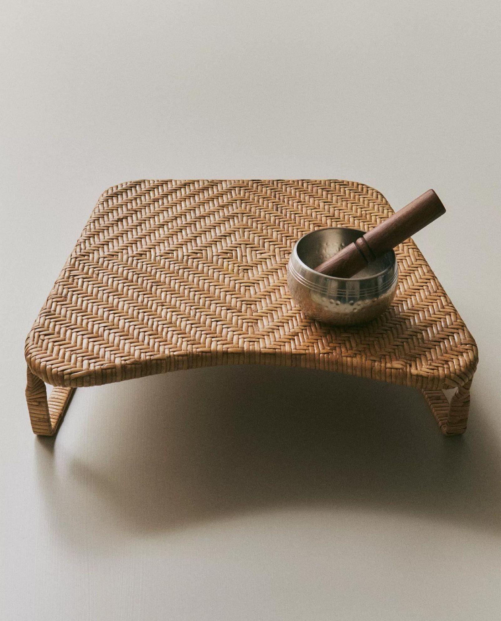 Taburete de meditación de ratán. Taburete de meditación de ratán.