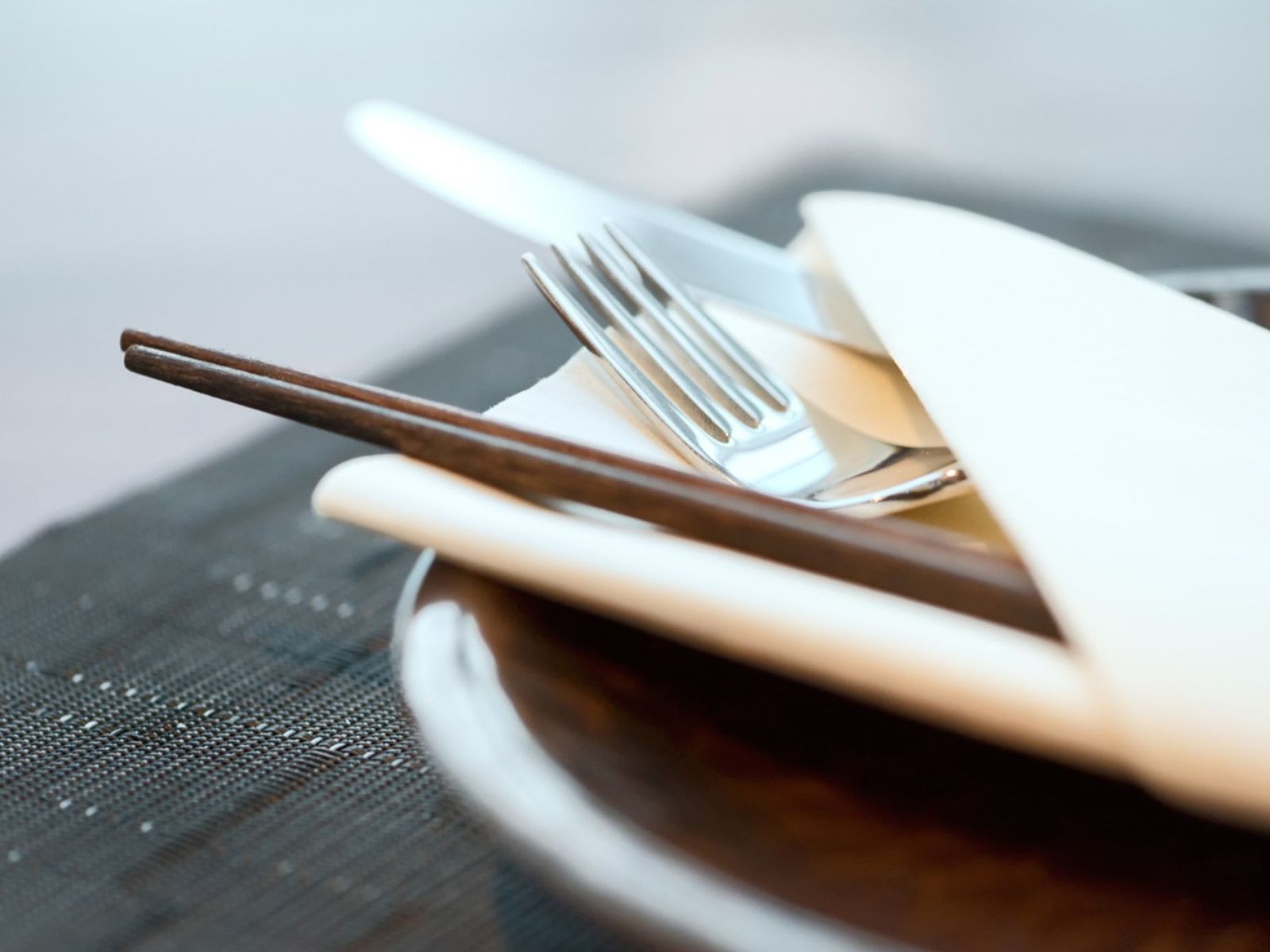 En muchas culturas asiáticas, por ejemplo, el tenedor convive con palillos, cucharas o las manos