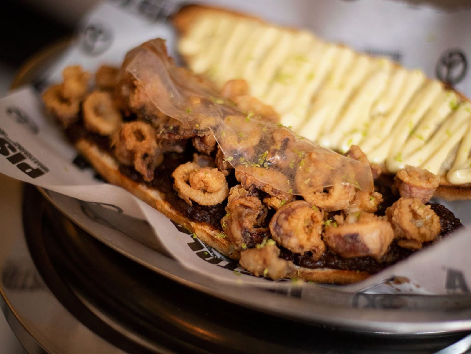 El bar madrileño Pistola presenta una versión del clásico bocadillo de calamares