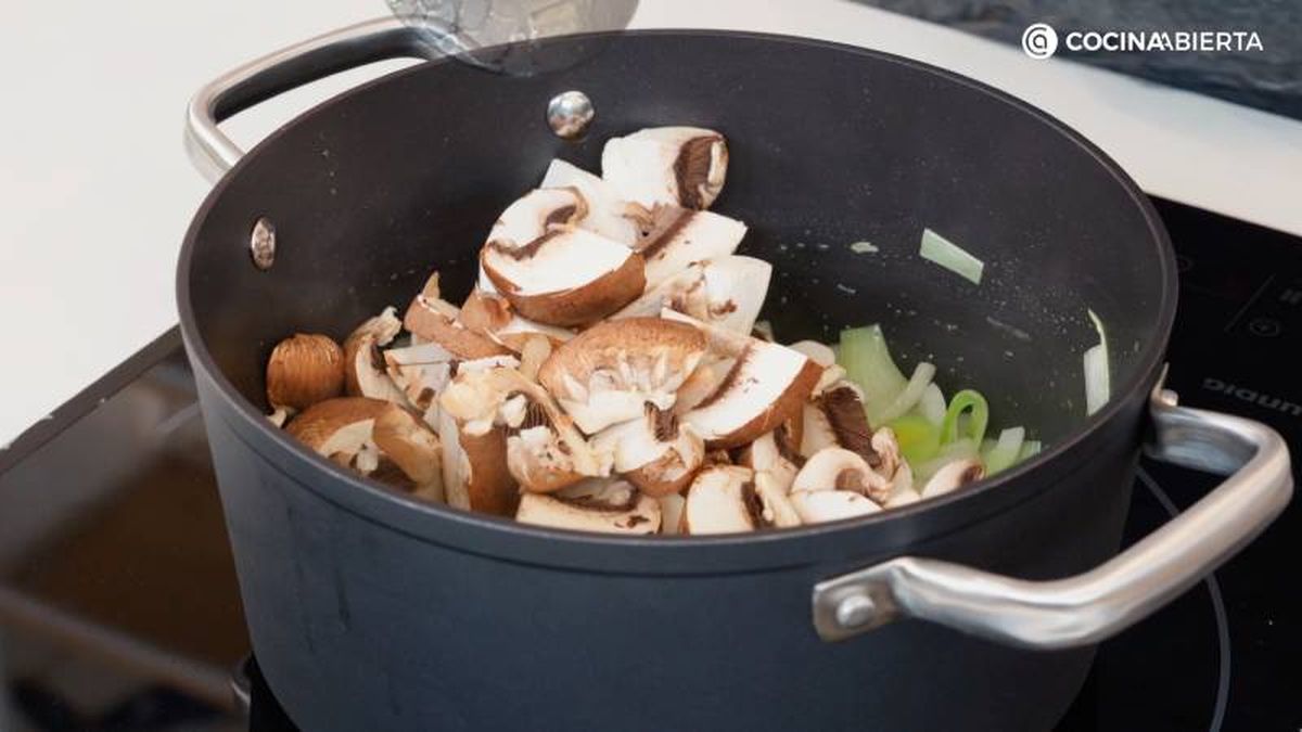 Rehoga en la cazuela el puerro, la cebolleta y las setas picadas