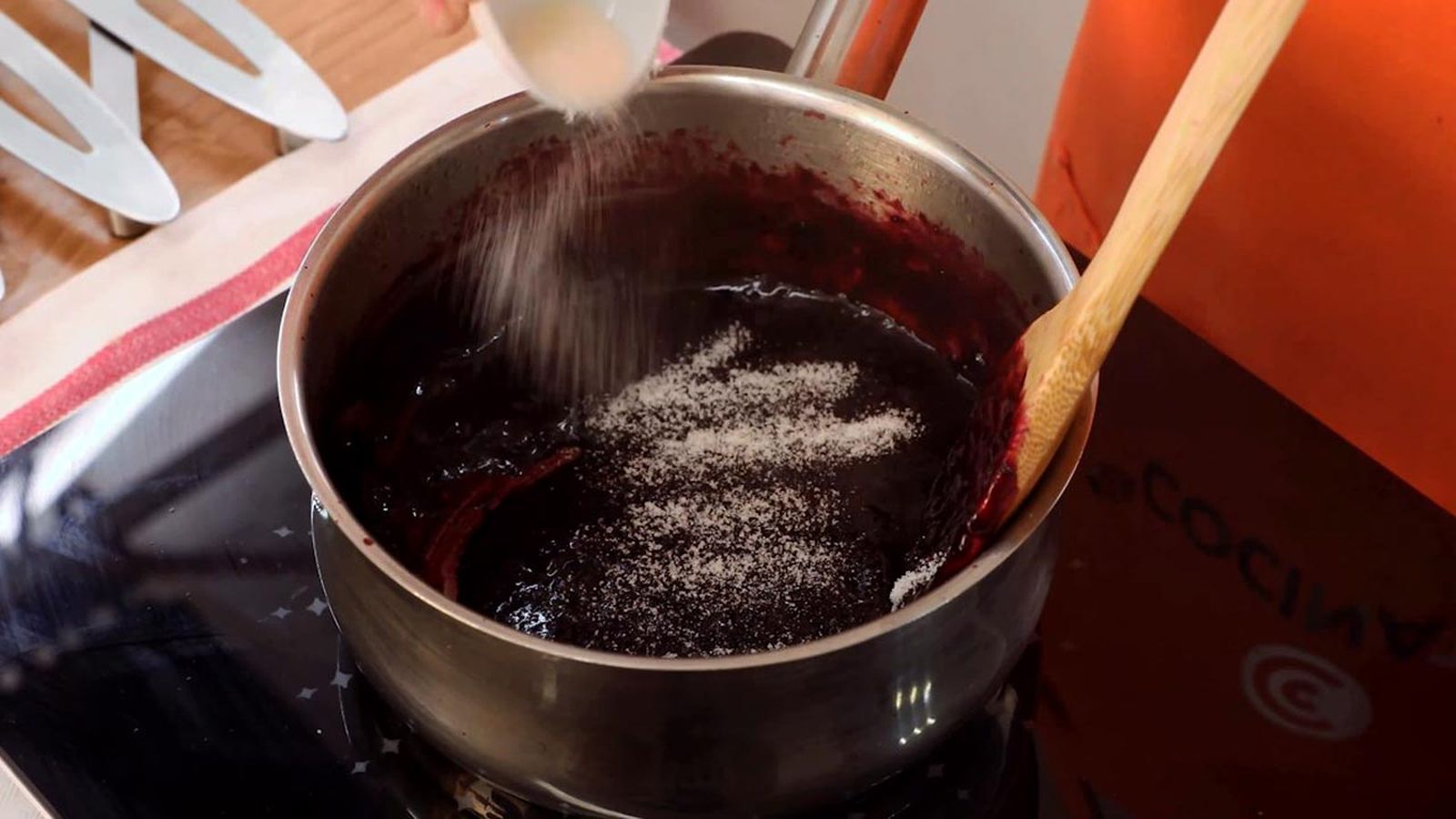 Agrega la gelatina en polvo a la mezcla Receta de mermelada de arándanos (sin azúcar) paso 2