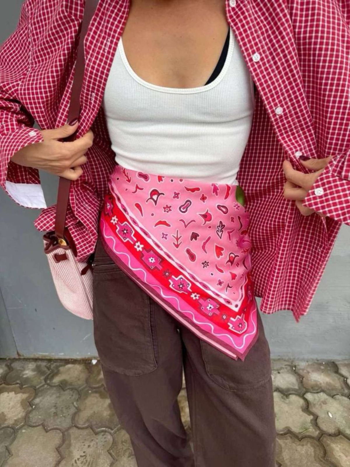 Pañuelo anudado en la cadera.