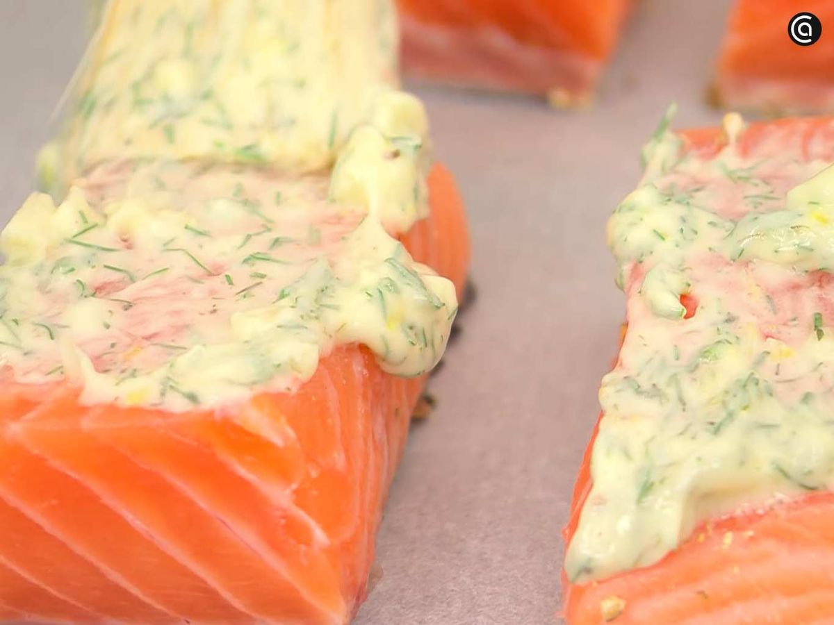 Unta los filetes de salmón con eneldo y mantequilla