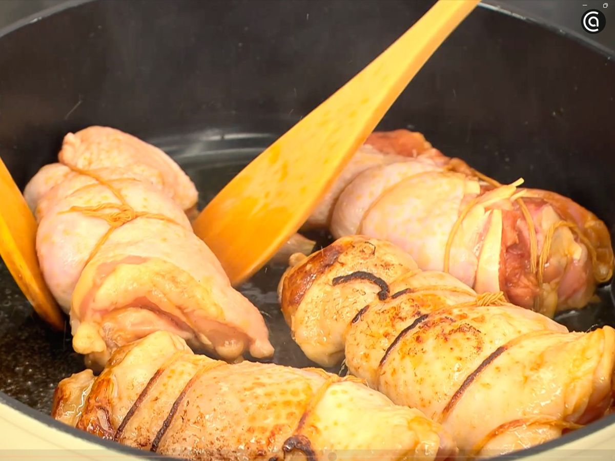 Cocina los muslos de pollo hasta que estén dorados