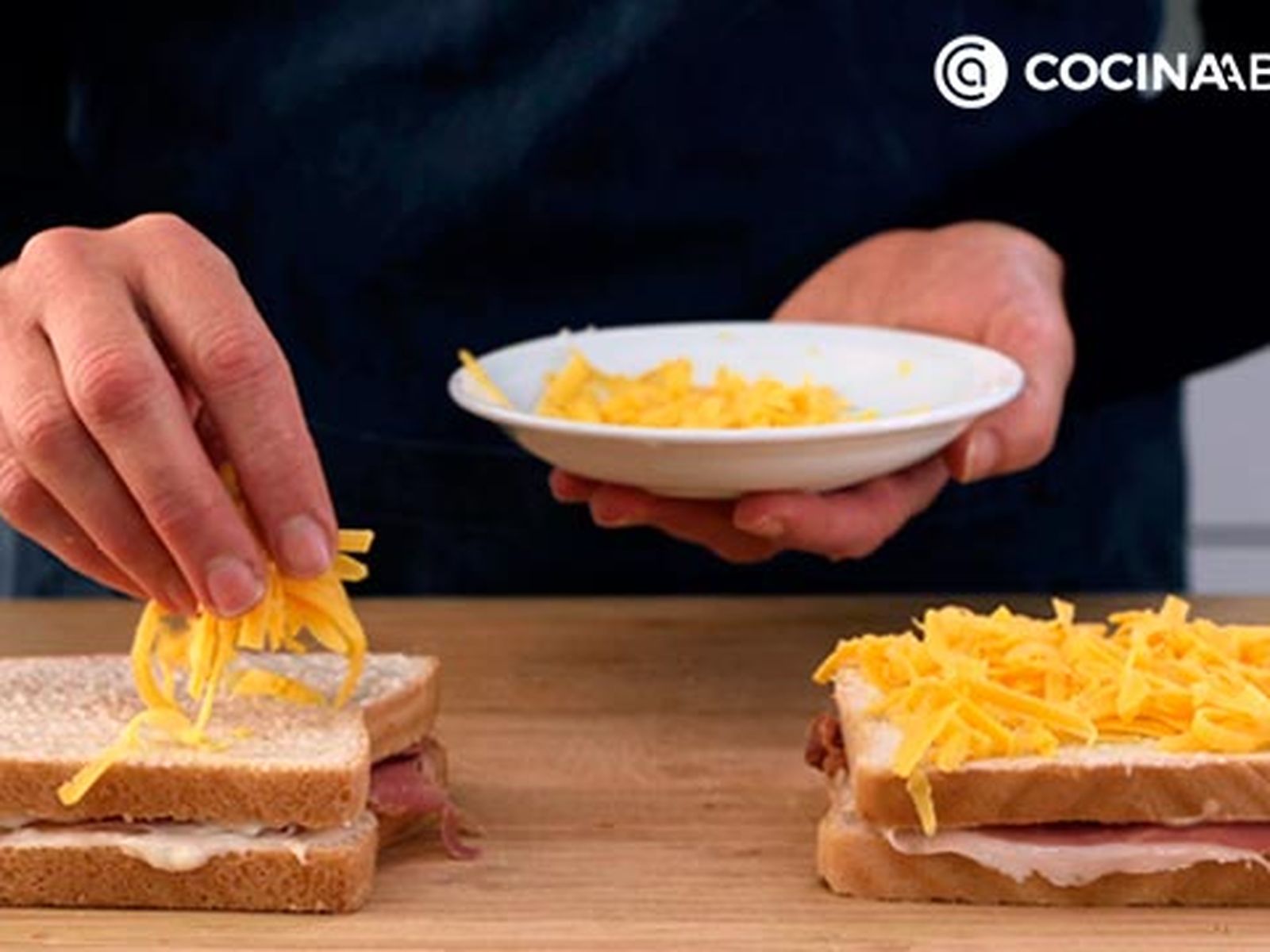 Unta las tapas con bechamel y añade el queso por encima CTIS0869 receta croque de jamon serrano paso 4 ca