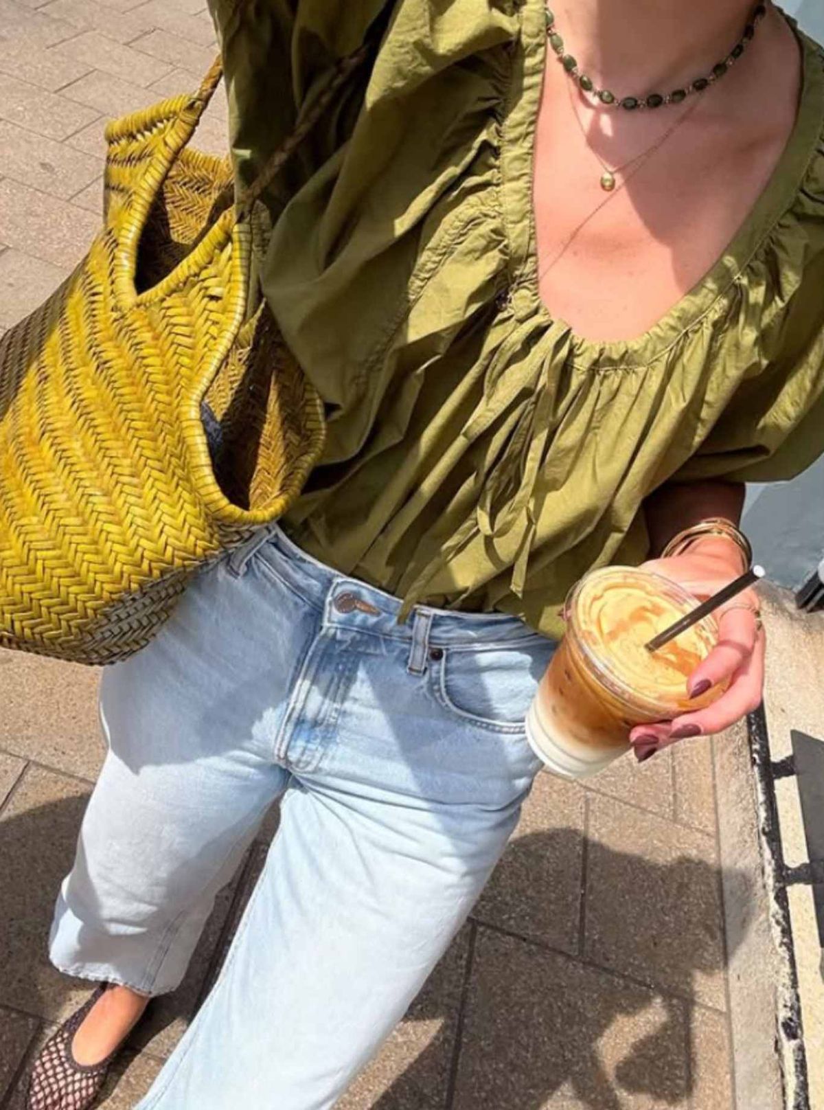 Vaquero deslavado con blusa romántica.