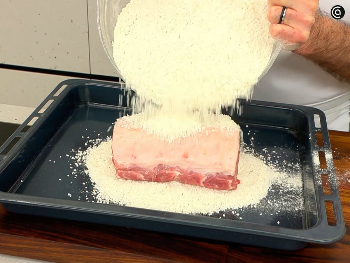 Envuelve el lomo de cerdo en sal y hornéalo