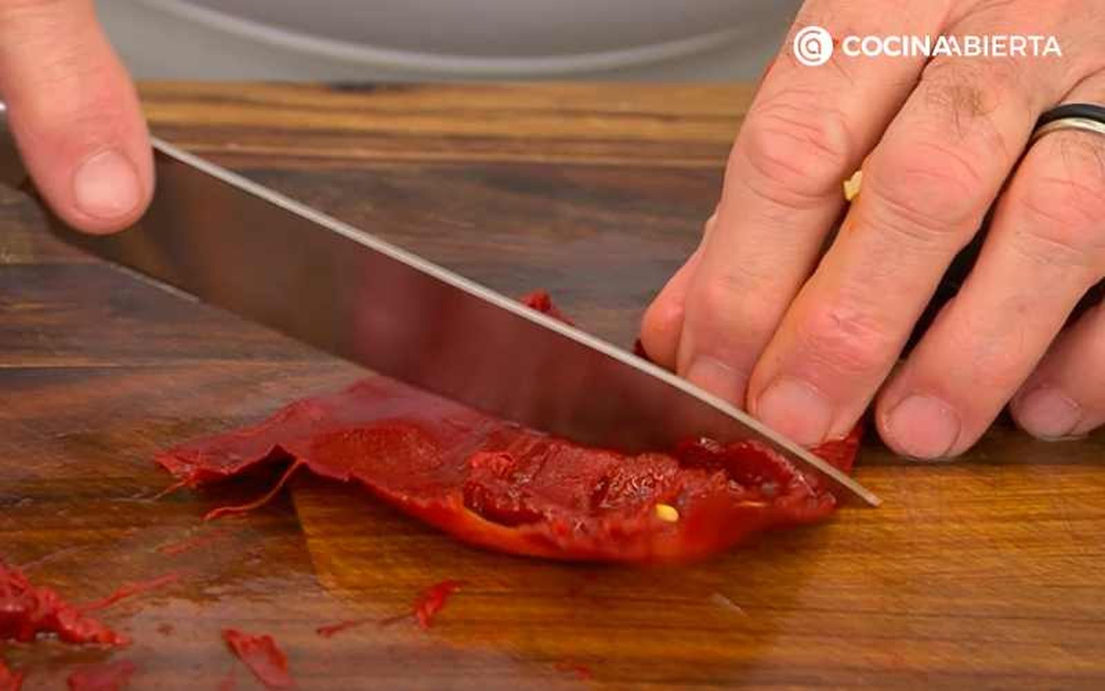 Retira la pulpa del pimiento choricero Retira la pulpa del pimiento choricero
