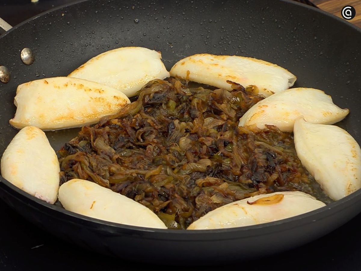 Cocina los cuerpos de los chipirones y añade la fritada