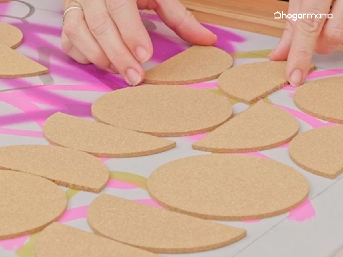 Las distintas piezas de corcho se colocan sobre la base del cuadro para probar la composición antes de fijarlas.