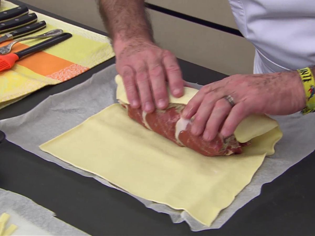 Envuelve el solomillo dejando la parte de la junta hacia abajo