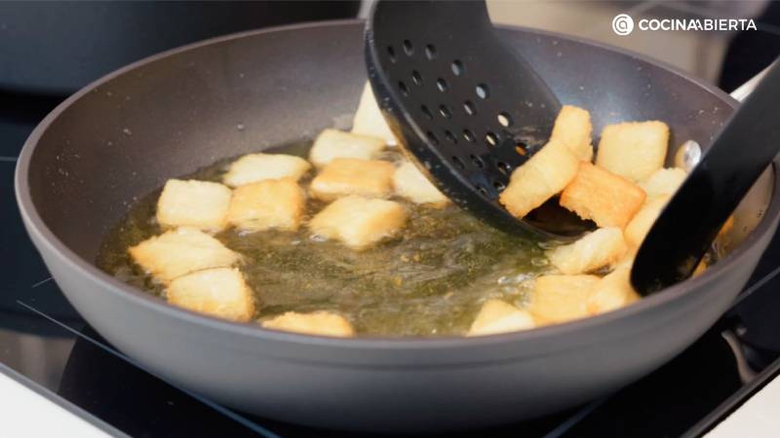 Fríe los picatostes de pan en la sartén con aceite