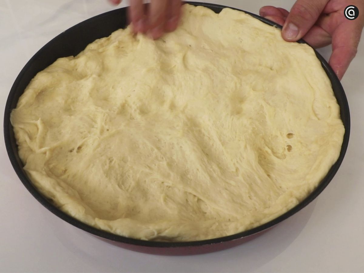 Reparte la masa sobre un molde