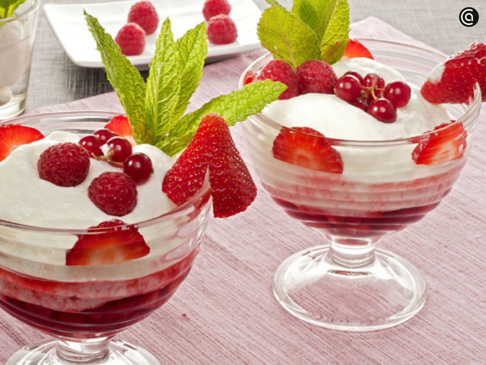 Las fresas con yogur son un postre ideal para toda la familia.