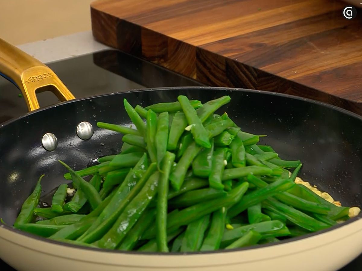 Saltea las vainas o judías verdes en una sartén con un poco de aceite