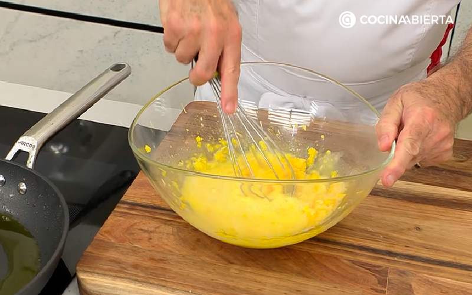 Prepara la salsa carbonara
