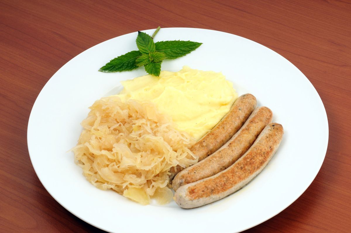 Salchichas con puré y aceitunas