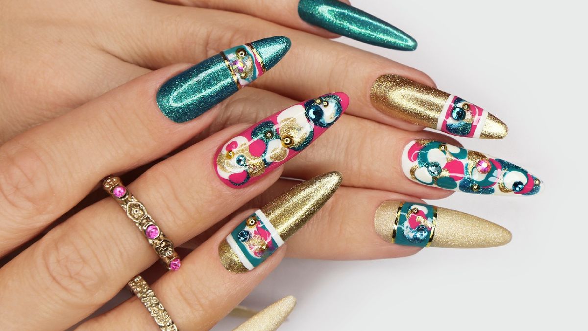 Uñas acrílicas largas con diseños llamativos