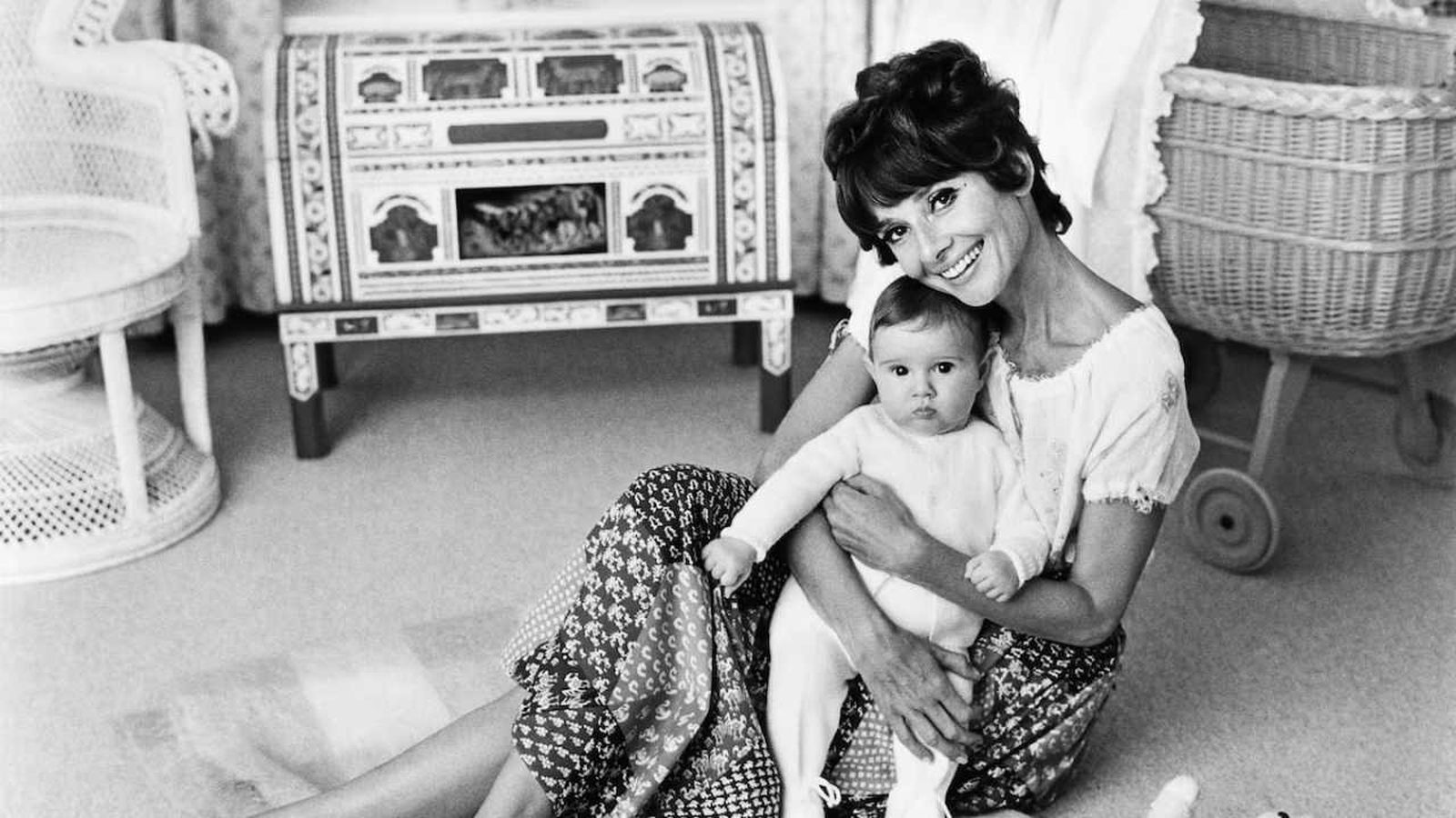 Audrey Hepburn con su hijo Luca Dotti en 'La Paisible' por Henry Clarke para Vogue en 1971.