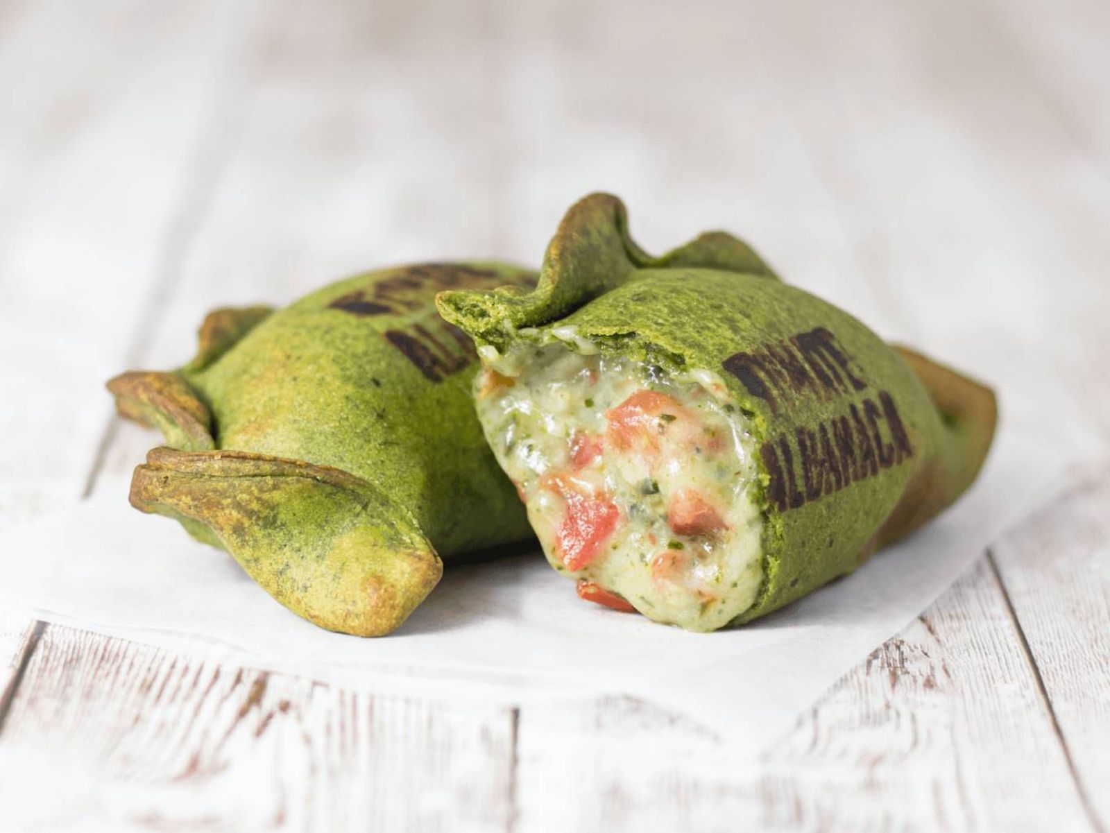 Las empanadas artesanas de Las Muns, con masas de colores y rellenos originales,