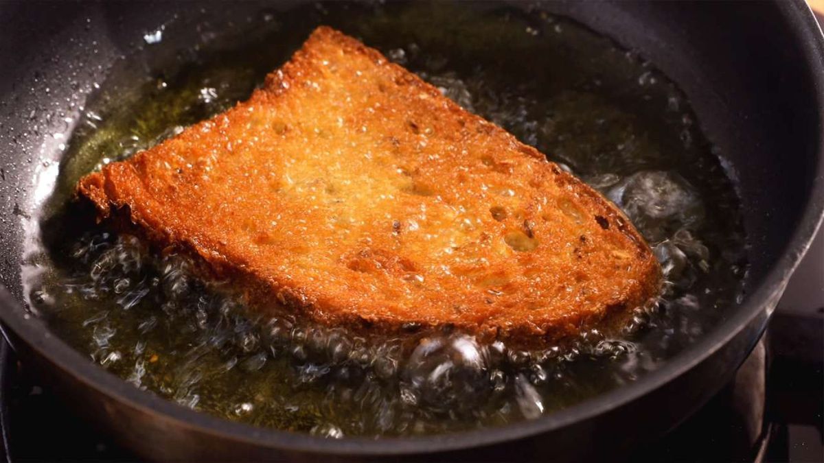 Freír el pan hasta que esté dorado añade un sabor crujiente y delicioso