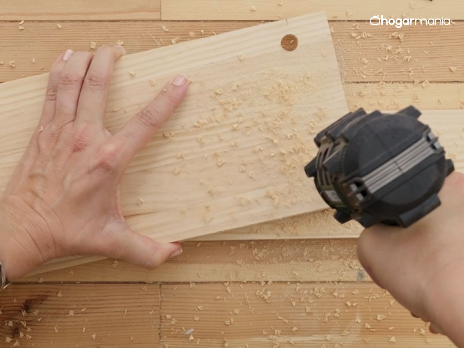 Hacemos los agujeros en la madera con el taladro para pasar después la cuerda del columpio. Hacemos los agujeros en la madera con el taladro para pasar después la cuerda del columpio.