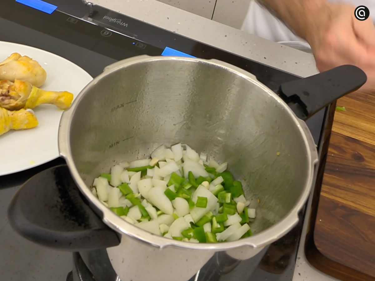 Rehoga las verduras en la misma olla del pollo para concentrar sabor