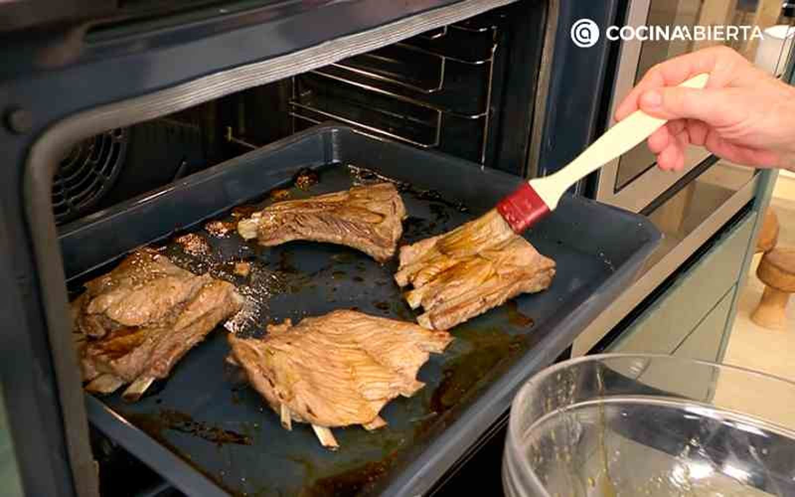 Unta las costillas asadas con el marinado Unta las costillas asadas con el marinado